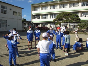 煙山小縦割り班活動②.JPG